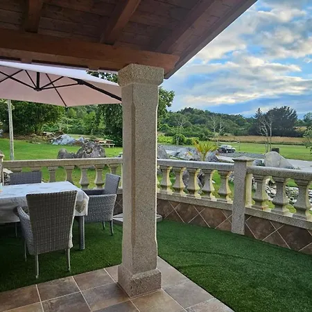 As Penedas, Casa Dos Arcos Nyaraló *